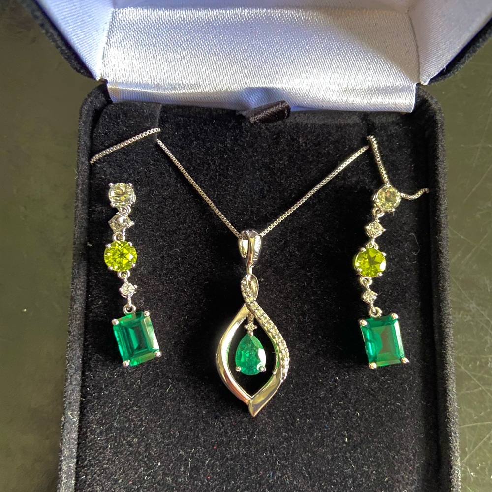 Kay emerald earrings and necklace silver